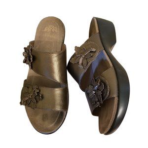 Dansko 37 Metallic Leather Bronze Sand Dollar Wedge Sandal Leather Comfort DONNA